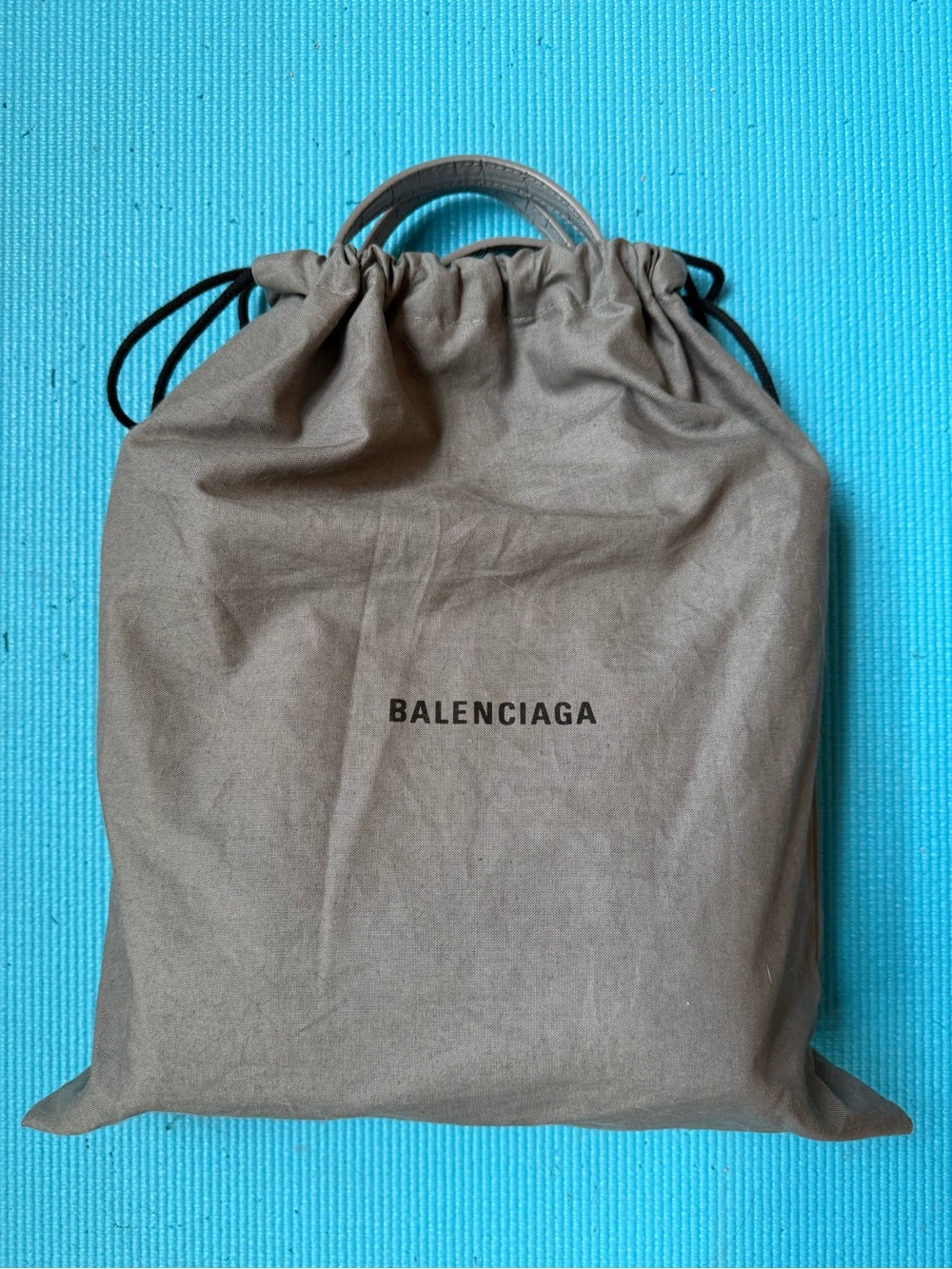 BALENCIAGA
Shiny Calfskin Logo Crocodile Embossed Everyday Tote Grey - Picture 2 of 14